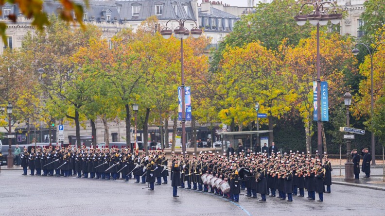 Agrandir l'image La musique de la garde républicaine au bord d'un rond point bordé d'arbres