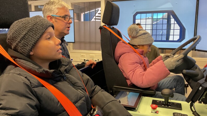 Agrandir l'image Les enfants au volant d'un simulateur utilisé par le GBGM.