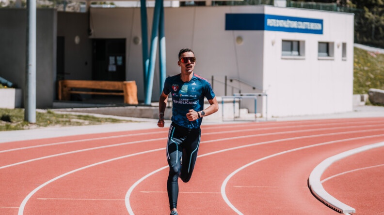 Mehdi Frère court avec des lunettes de sport