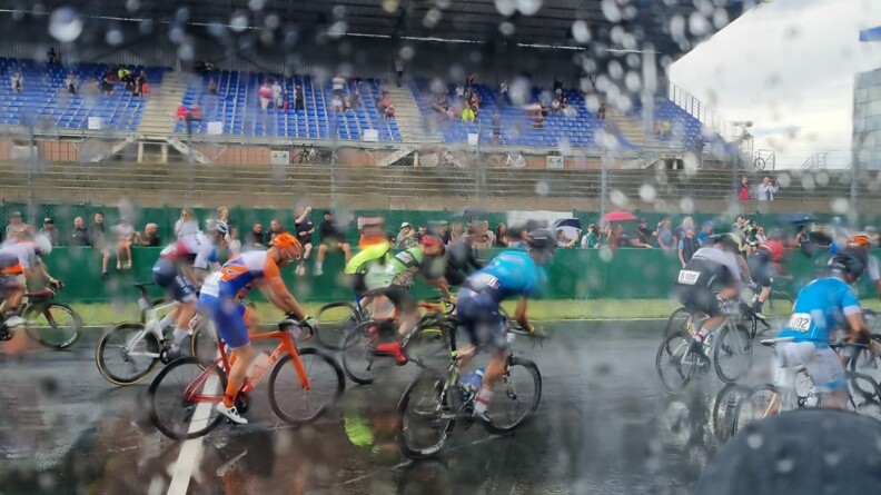 Agrandir l'image Photo montrant les coureurs engagés sur l'épreuve. Le photographe se trouve derrière une vitre où perlent de nombreuses gouttes d'eau.