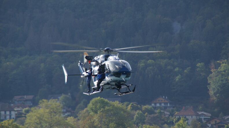 Dans les airs, un des plongeurs se prépare à être hélitreuillé.