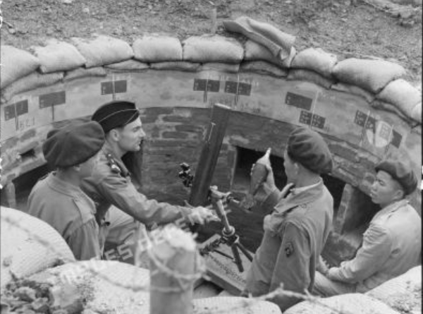 Un gendarme donne des instructions sur un mortier de 81 mm au fort de La&iuml; Chau, en 1953.