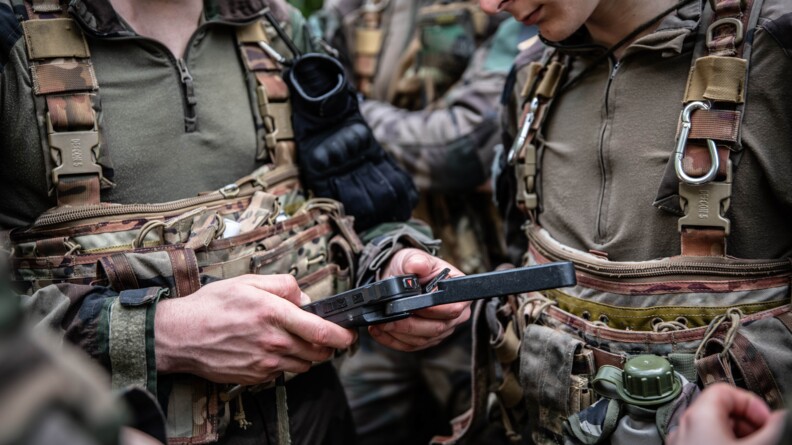 Militaire utilisant un téléphone Inmarsat.