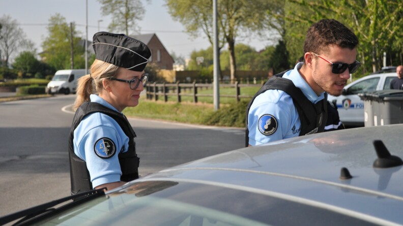 Op&eacute;ration de contr&ocirc;le des attestations d&eacute;rogatoires de d&eacute;placement, sur la commune d'Erquinghem-Lys, en pr&eacute;sence de la commandante de compagnie.