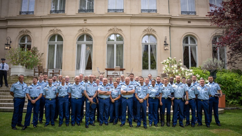 Agrandir l'image Photo de groupe, rassemblant des gendarmes, posant debout sur la pelouse devant la façade de l'hôtel de Beauvau