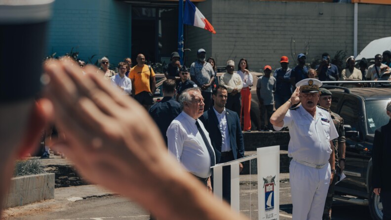 En amorce, un gendarme qui salue, dans le fond, le premier ministre qui rend hommage au chef d'escadron Florian Monnier.