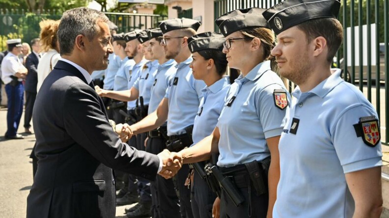 Le ministre de l'Intérieur Gérald Darmanin salue des gendarmes en rang.