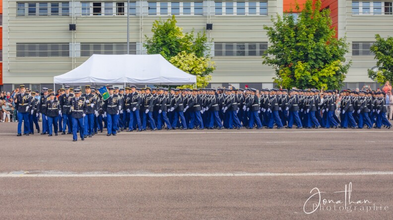 Agrandir l'image Un compagnie d'élèves-gendarmes en vareuse défile