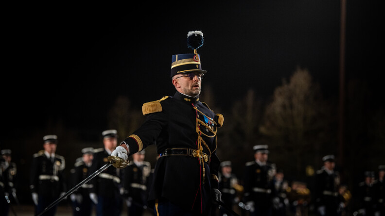 Devant ses troupes, un cadre de l'Ecole de officiers de la gendarmerie nationale salue les autorités