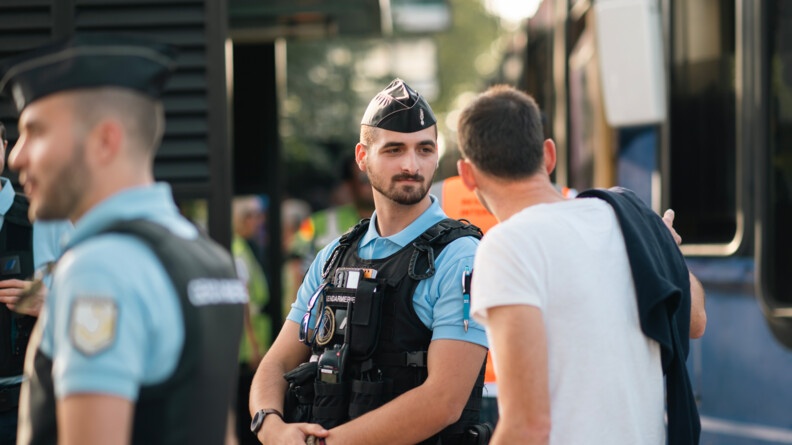 Réserviste de la BC3M échangeant avec un supporter à un arrêt de tramway à Nantes.