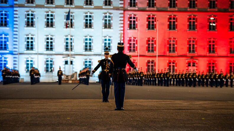 Deux officiers se saluant.