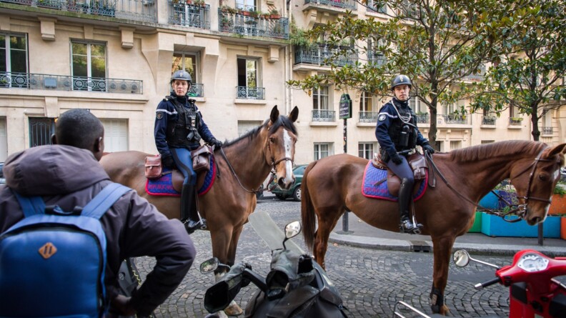 Cavaliers de la Garde Républicaine veillant au respect du confinement.