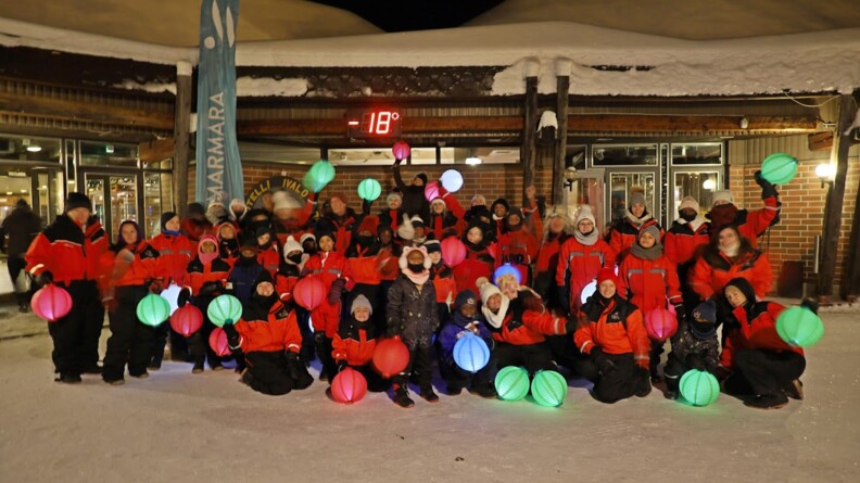 Agrandir l'image Photo de groupe de nuit devant la maison du Père Noël.