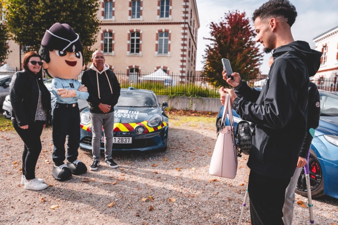 Agrandir l'image theo et visiteurs.jpg