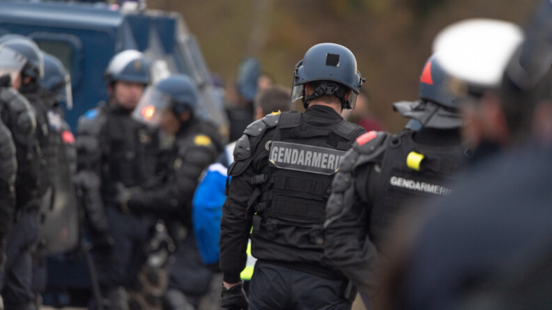 D&eacute;monstration des capacit&eacute;s de la gendarmerie devant 500 auditeurs