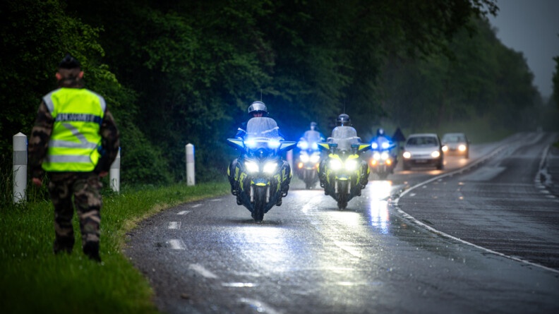Des motards de la gendarmerie arrivent sur les lieux d'un accident de bus