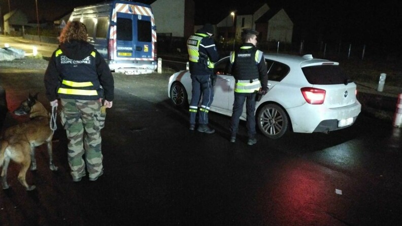 De nuit, les gendarmes controlent une voiture.