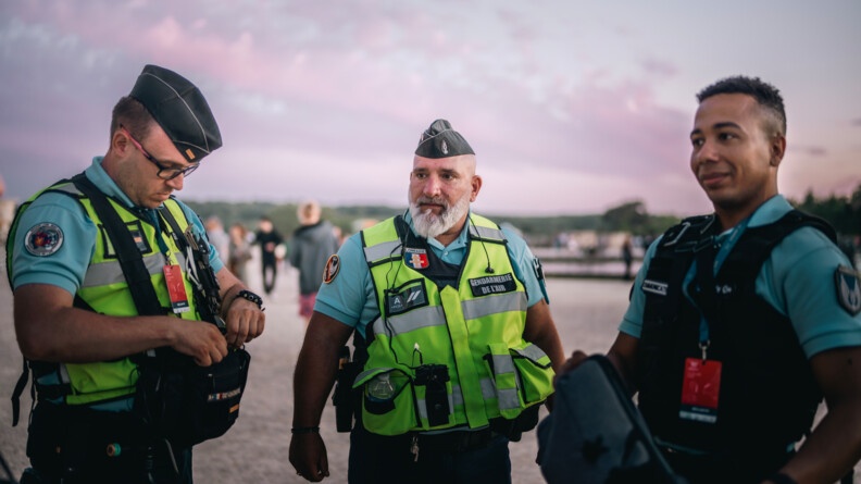 trois gendarmes de l'air regroupés