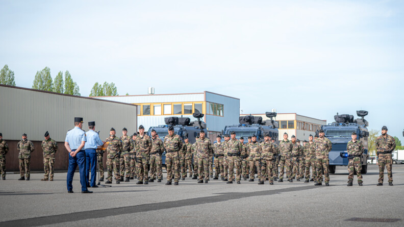 Le 1er plot zonal breveté devant les Centaure écoutant le discours du Général de corps d'armée Xavier Ducept