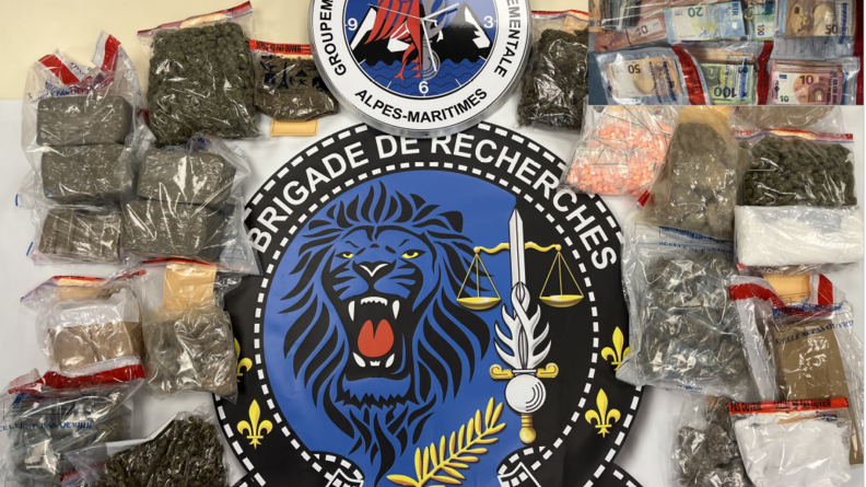 Agrandir l'image L'écusson de la Brigade de recherches de Cannes avec les différentes saisit de drogues tout autour.