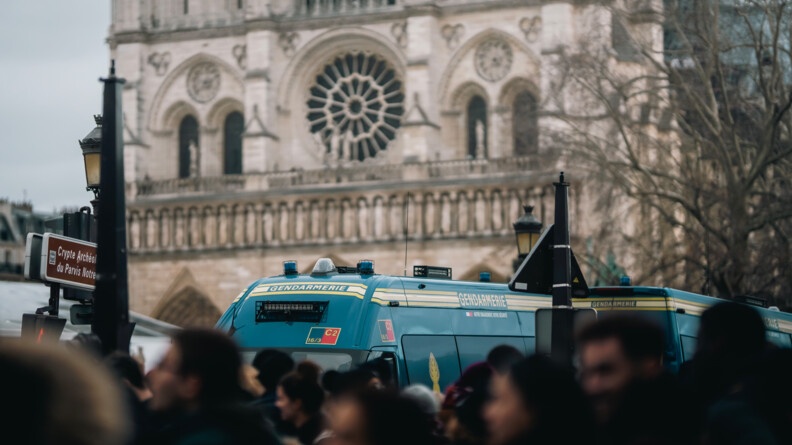 Notre-Dame de Paris en fond avec en premier plan un v&eacute;hicule de la gendarmerie.