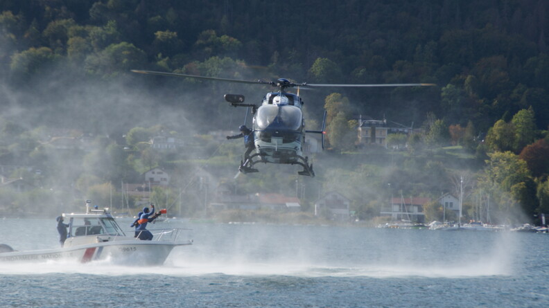 Sur le lac d'Annecy, un gendarme se fait hélitreuillé.