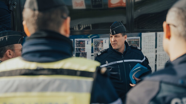En amorce des gendarmes avec en fond le chef d'escadron commandant de l'EDSR.