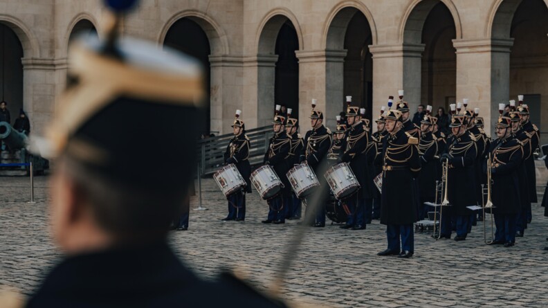 Des musiciens de la garde républicaine dans la cour pavé des Invalides