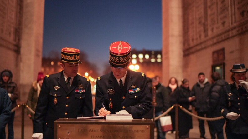 Signature du registre du ravivage de la Flamme