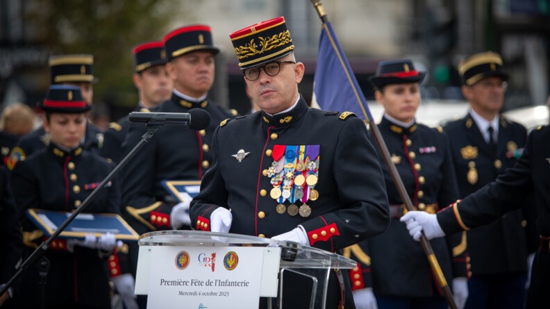 Un gadre de la garde républicaine fait un discours devant d'autres