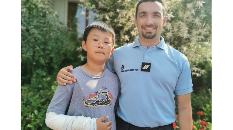 Léo, à droite, bras bandé, et son sauveteur le maréchal des logis-chef Aymeric.