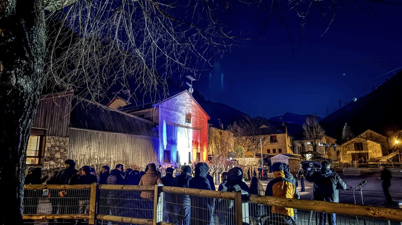 La population du village est venue assister &agrave; l'inauguration de la brigade devant le batiment de la mairie, &eacute;clair&eacute; pour l'occasion de bleu, blanc et rouge.