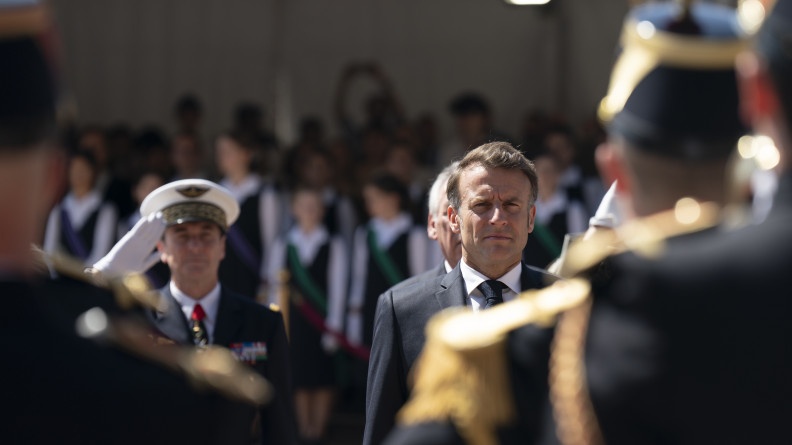 En amorce des gendarmes de la Garde républicaine. En fond, net, le président de la république et à sa gauche, le CEMA de l'armée de l'air et de l'espace qui salue