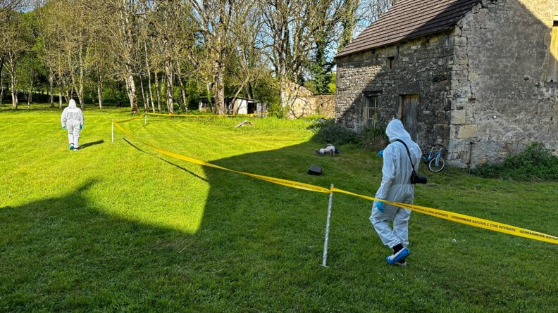 Dans le parc du Chateau de Bougey, sous un grand ciel bleu, deux gendarmes spécialisés, en combinaison blanche, délimite la zone où a eu lieu le meurtre