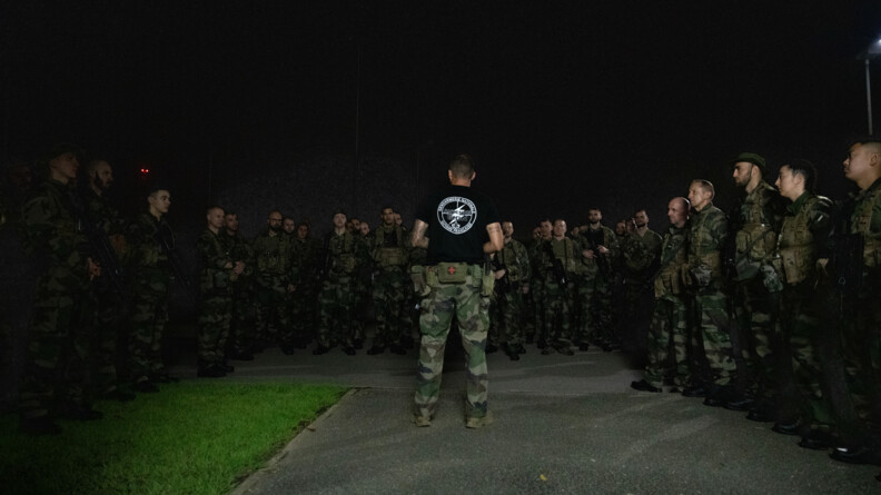 Militaire de l'AGIGN de Cayenne s'adressant aux participants du stage forêt.