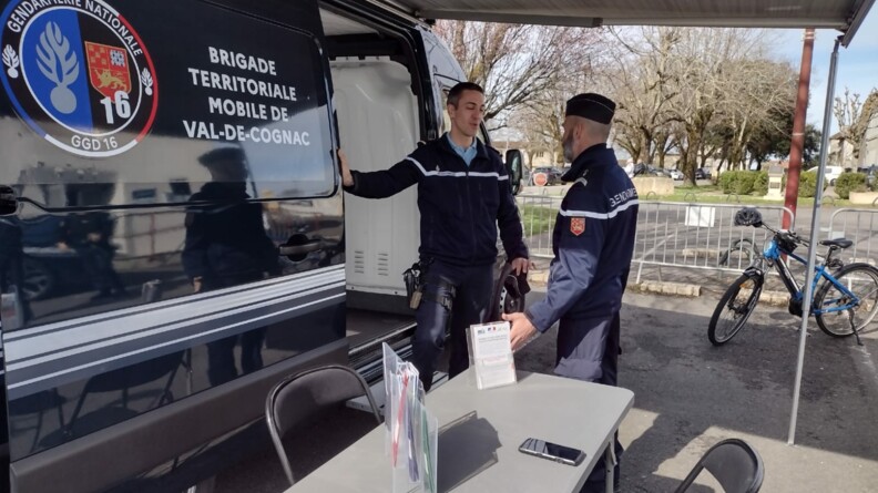 Deux gendarmes de la nouvelle brigade territorale mobile devant leur vanne.