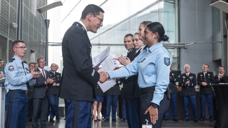 Des gendarmes de la GTA en ligne se font remettredes récompenses (lettres de félicitations et témoignages de satisfaction) par le colonel Philippe Mirabaud, commandant la gendarmerie des transports aériens.