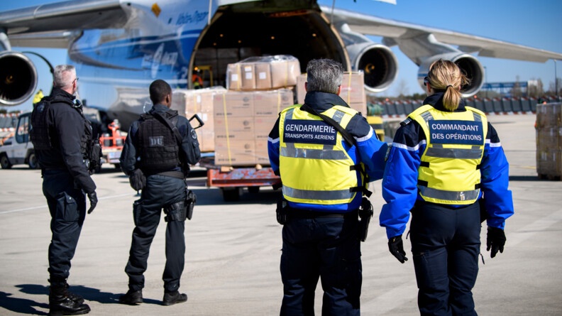 Les militaires du Peloton de surveillance et d'intervention de la gendarmerie des transports a&eacute;riens (PSIG GTA) de Paris-Orly, en renfort des personnels de la gendarmerie des transports a&eacute;riens de Reims, sur le dispositif de s&eacute;curisation d&eacute;ploy&eacute; sur le tarmac &agrave; l'arriv&eacute;e du vol en provenance de Chine et pendant son d&eacute;chargement.