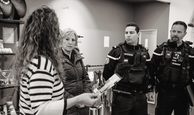 Agrandir l'image 2 gendarmes discutant avec deux femmes dans un magasin de bijoux.