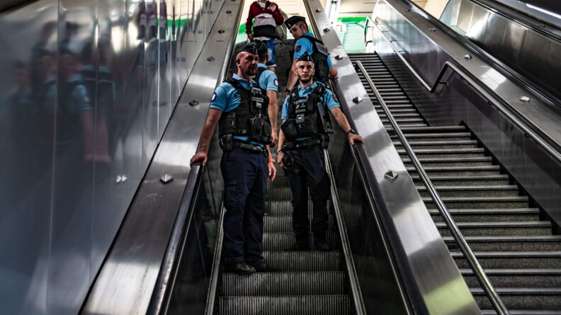 Gendarmes du GST empruntant un escalator.
