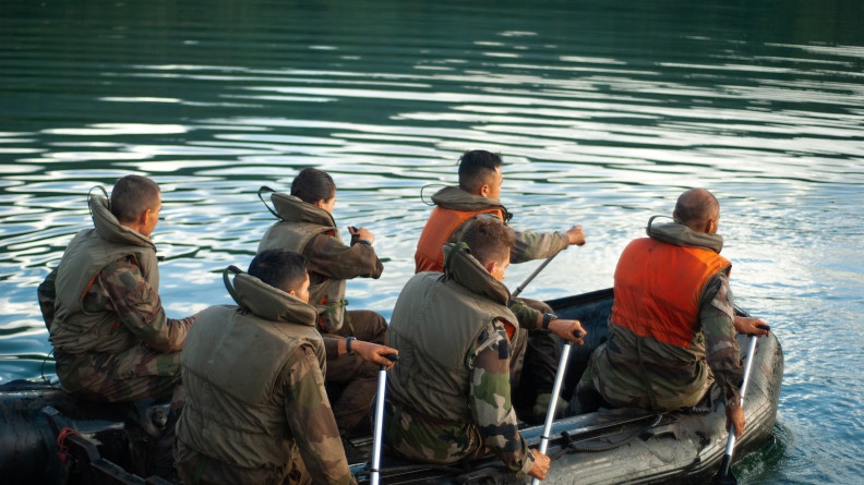 Six militaires pagaient sur un zodiac