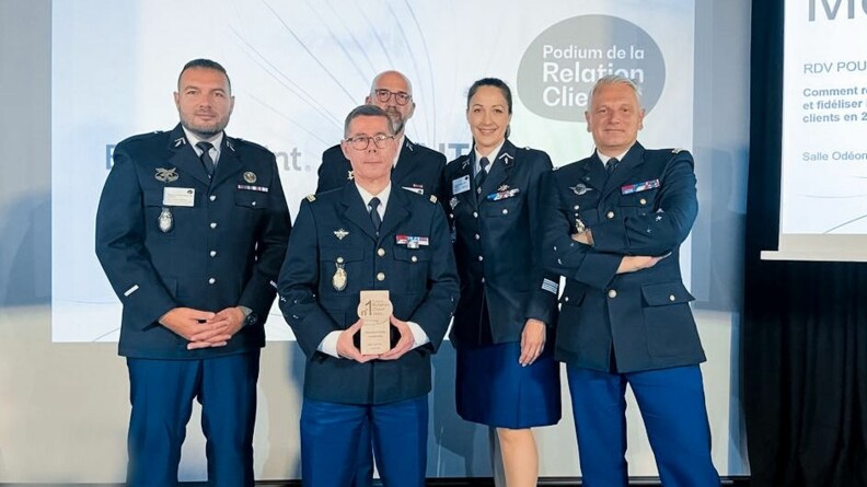 Le major g&eacute;n&eacute;ral tient entre ses mains le prix du Podium relation client d&eacute;cern&eacute; &agrave; la gendarmerie. Il est entour&eacute; du g&eacute;n&eacute;ral de division Jean Val&eacute;ry Lettermann, de la colonelle Marie Laure Pezant, et des adjudants chefs Pierre-Yves  Le Roch et Jean-Luc Chassaing.