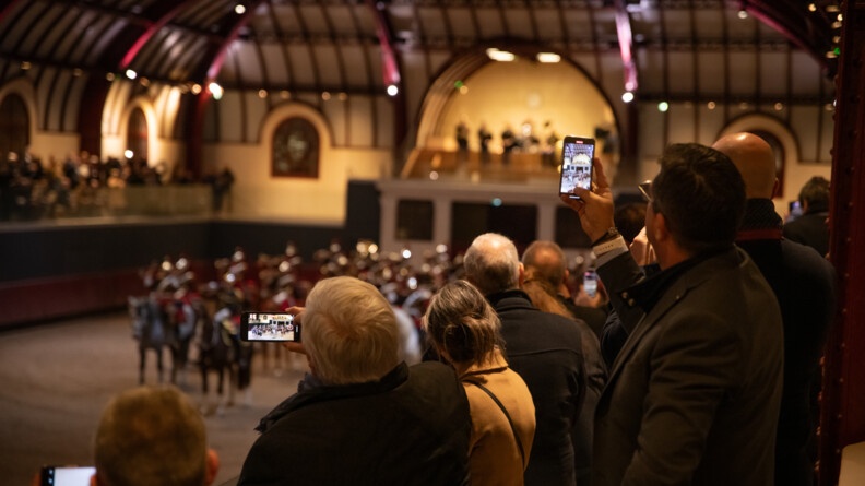 Agrandir l'image Les élus prennent des photos du spectacle équestre de la Garde républicaine.