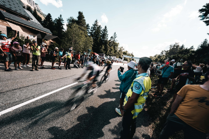 Gendarmes postés sur la route du Tour de France féminin.