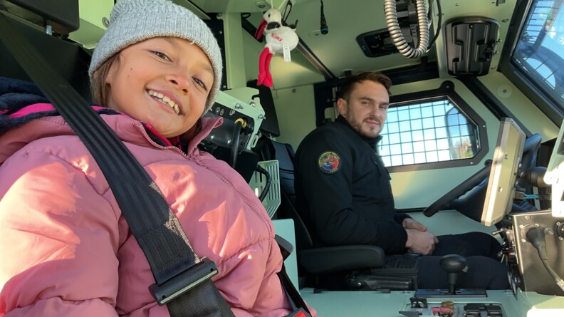 Agrandir l'image Un des deux enfants à bord d'un véhicule blindé.