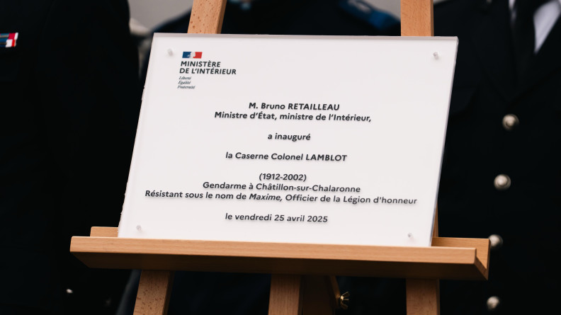Plaque de l'inauguration de la caserne "Colonel Lamblot"