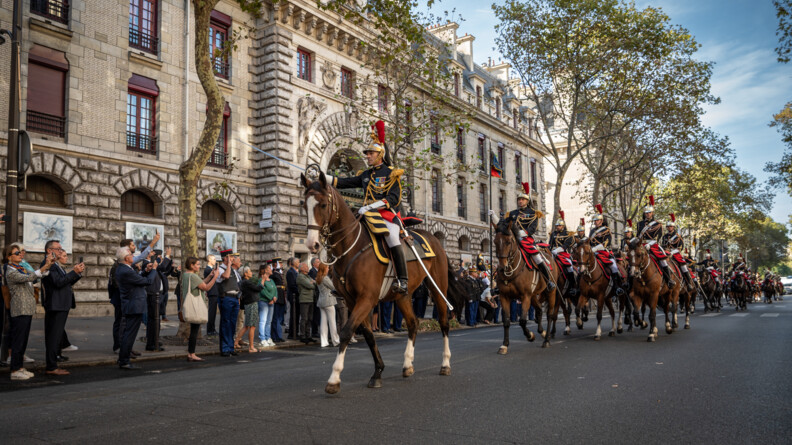 Le régiment de cavalerie de Garde républicaine défilant dans les rues de Paris en grande tenue