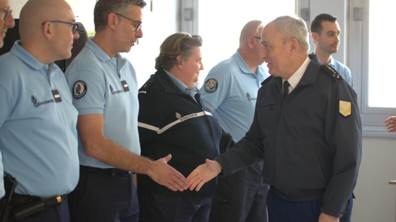 Le g&eacute;n&eacute;ral Hubert Bonneau (&agrave; droite) sert la main d'un gendarme au GGD de la Dr&ocirc;me.
