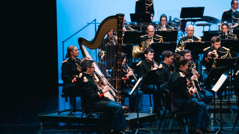 des musiciens de la garde républicaine jouent sur scène