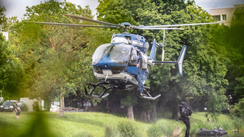 Plongeur du GIGN sautant d'un hélicoptère.
